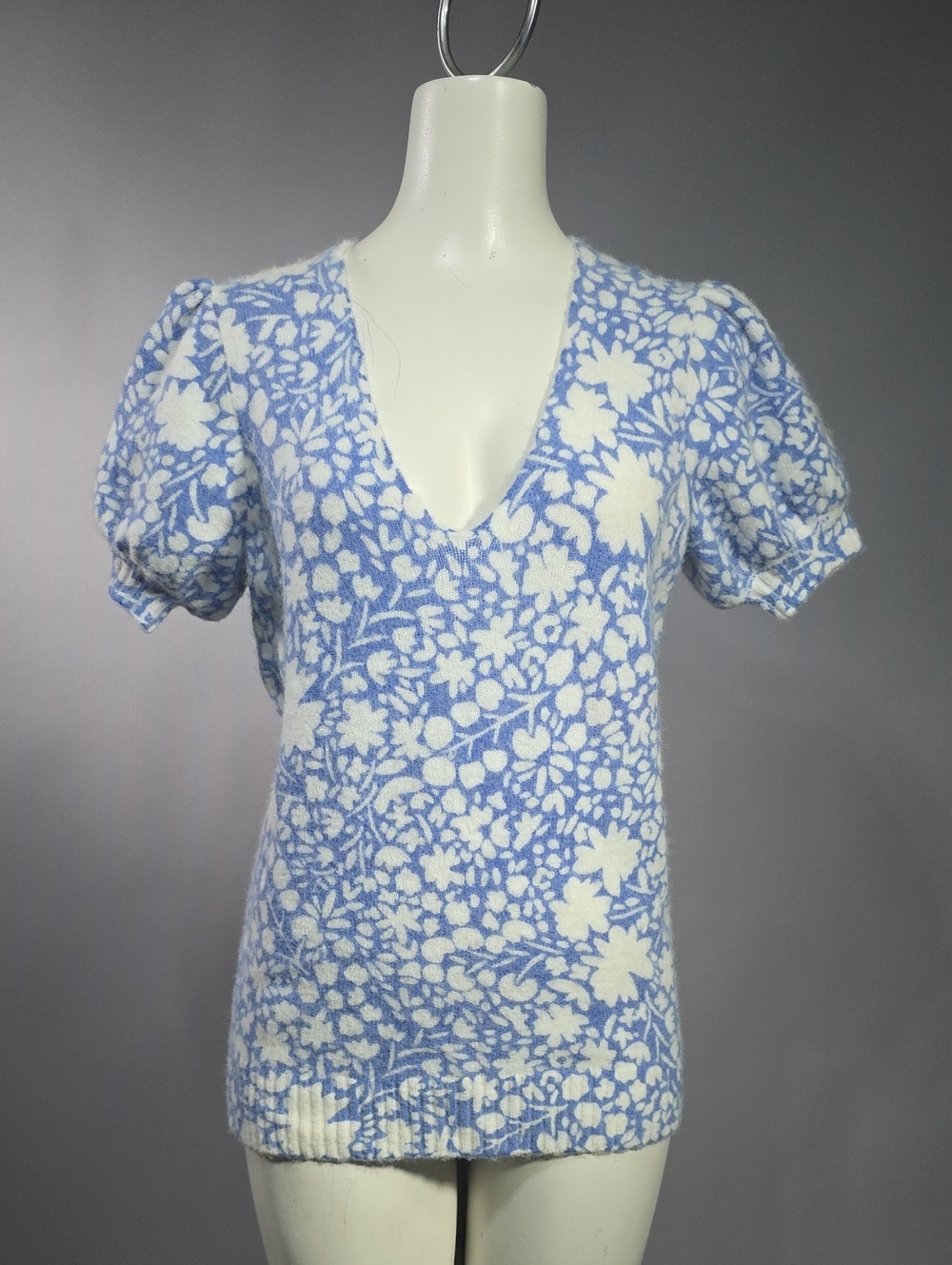 Boden Blue and White Floral V-Neck Puff Sleeve Top R15